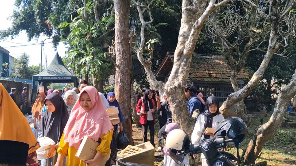 Warga polowijen catrawarta Warga polowijen berbondong bondong hadir membawa berbagai sajian tradisional sebagai bentuk rasa syukur dok kampung budaya polowijen